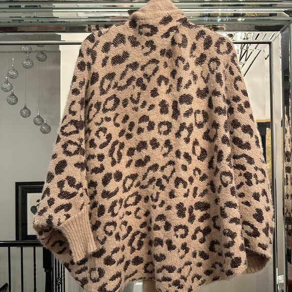 Anthropologie Leopard print cardigan sweater from. One size. Excellent Condition - Picture 7 of 11